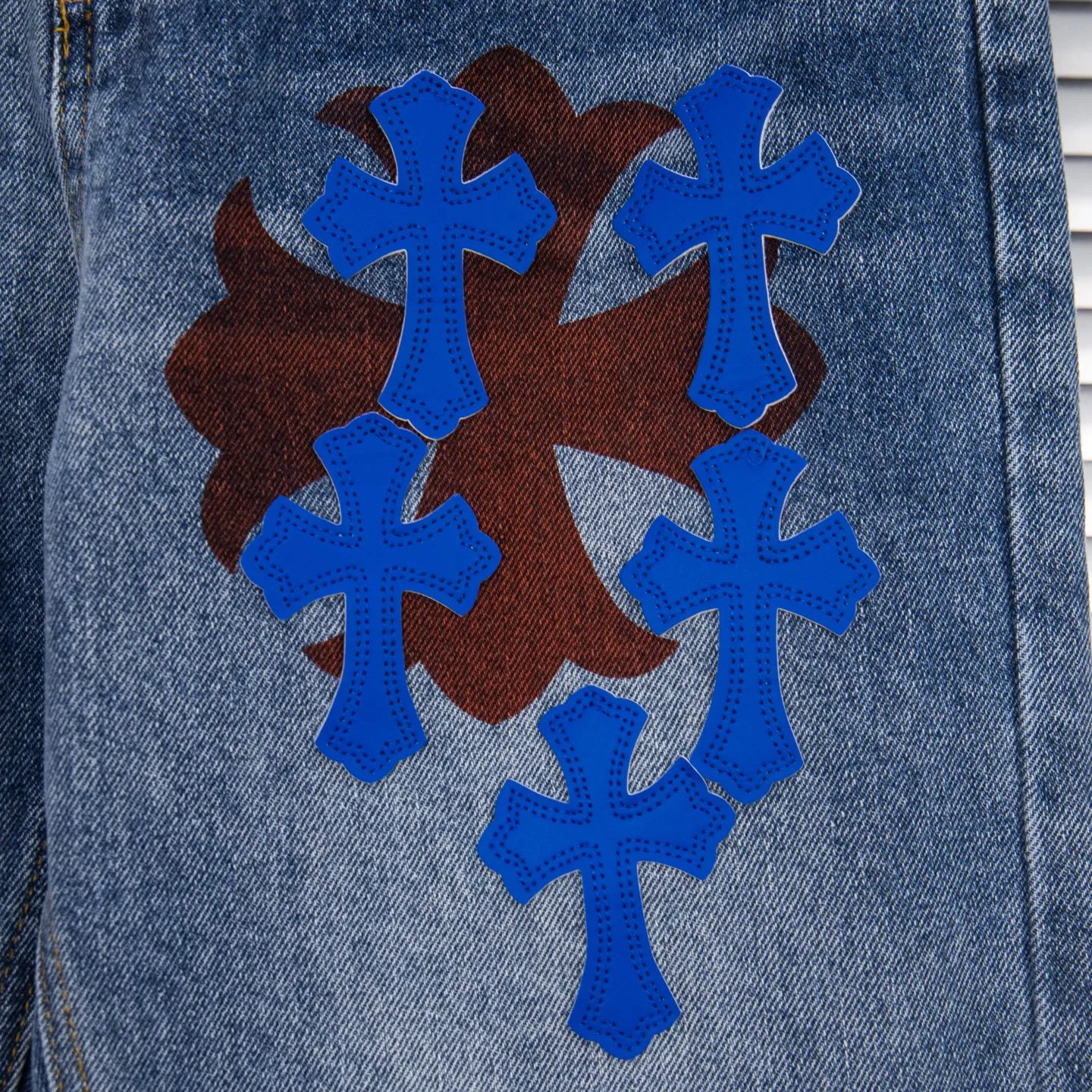 P260 Chrome Hearts washed graffiti blue cross couple jeans are a hot trend this season and are sought after by countless celebrities and fashionistas. The neat details of the cutting process add color to the playful fashion! The neat and meticulous design, and the well-fitting structure is unique. The upper body not only has outstanding recognition, but also looks younger and younger. A style with the ultimate wearing meaning and performance, gorgeous color matching, and the craftsmanship of this style is also extremely extraordinary. After the finished product is washed, it is disassembled and hand-made with sheepskin cross leather and then spliced ​​together to complete. The whole piece has too many craftsmanship to describe. It is decorated with patchwork cross flowers and high-waisted washed jeans! ! Absolutely high-end luxury product, a god-level single product, a super popular product, made by top heavy industry, a magic weapon that cannot be missed to hit the streets. Style number: 1834# Size: 28 30 32 34 Color: blue